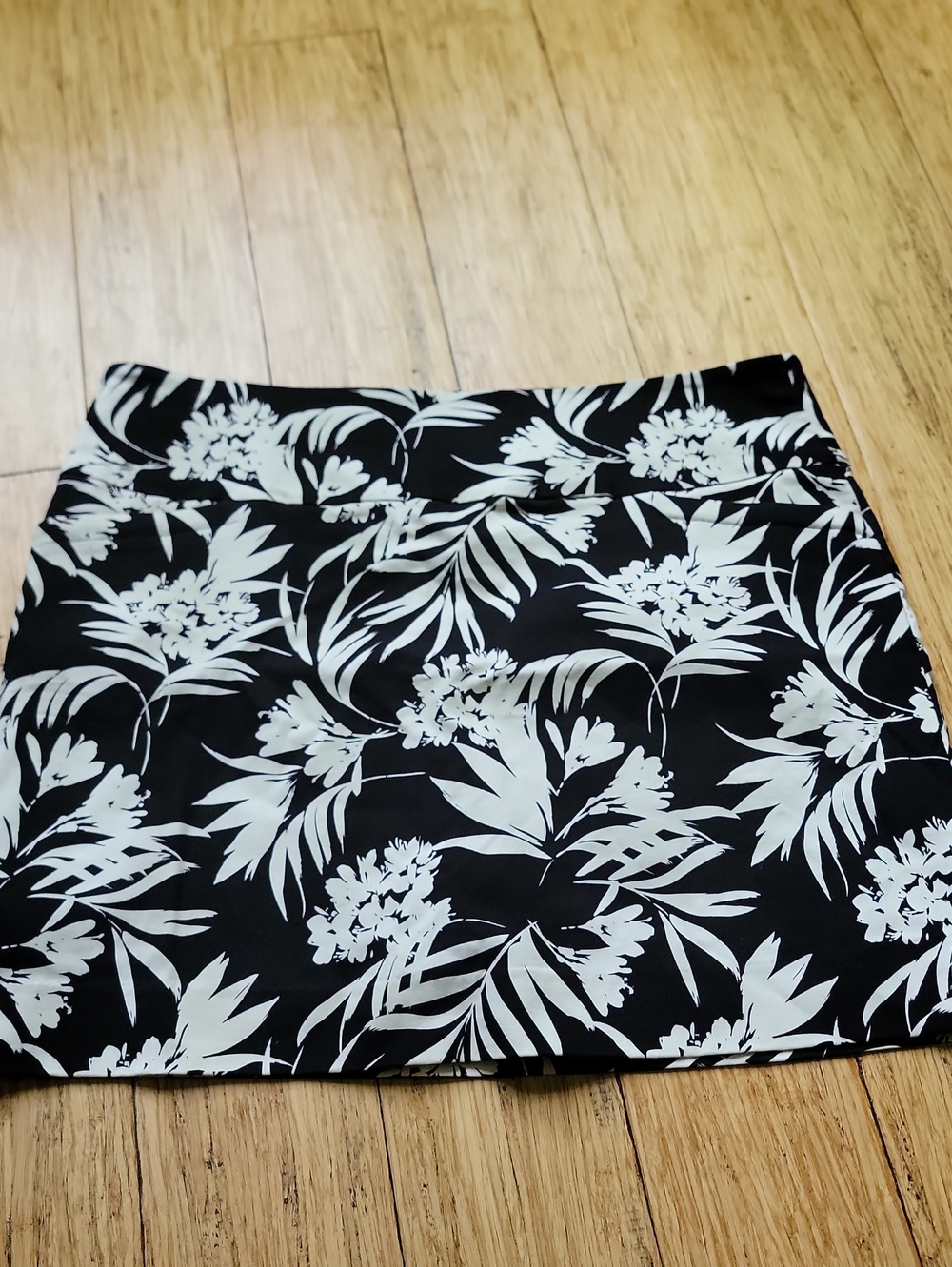 S.c And Co. Black & White Floral Pencil Skort